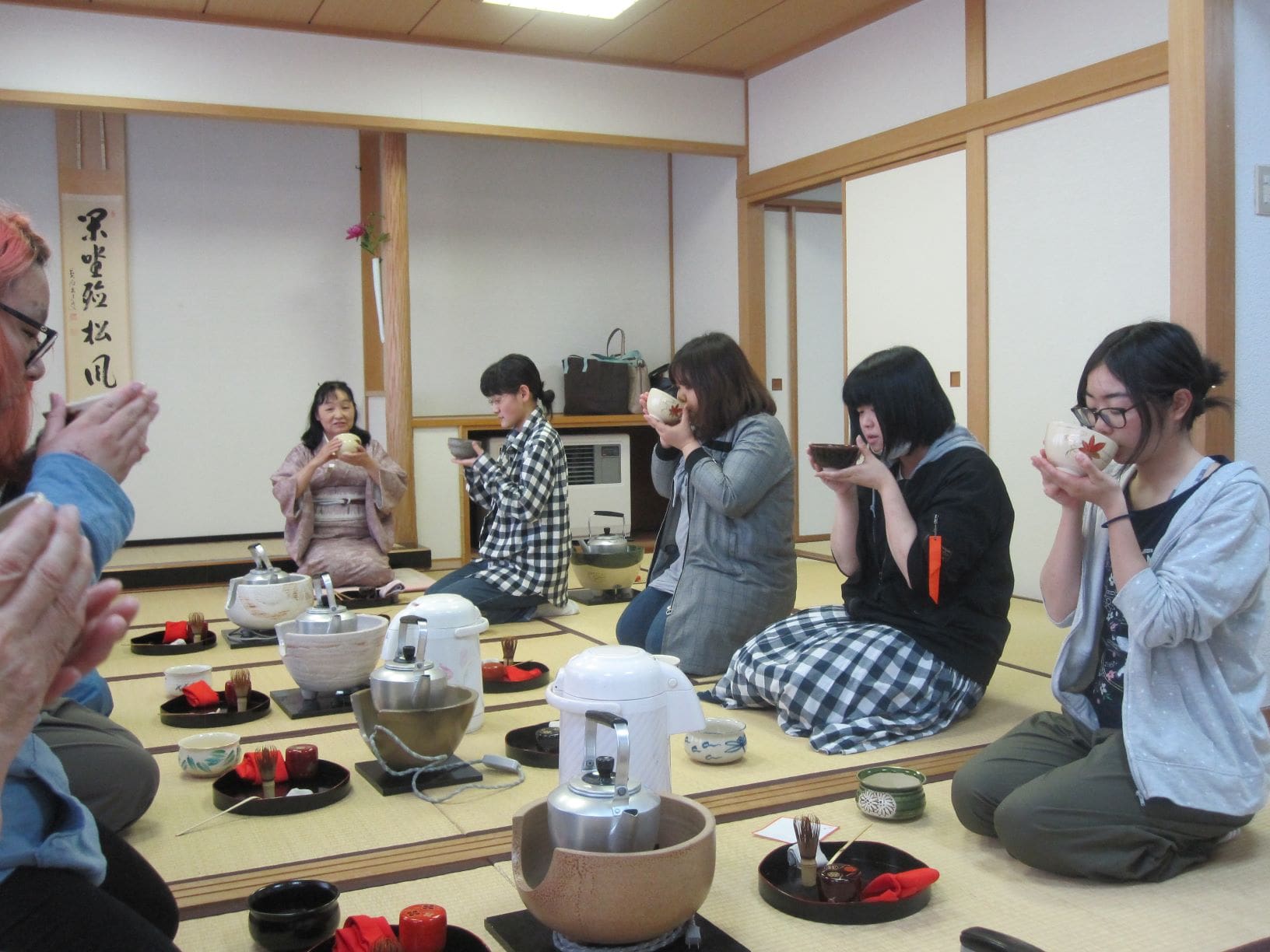 茶道を通じて日本の食文化と作法を学びます