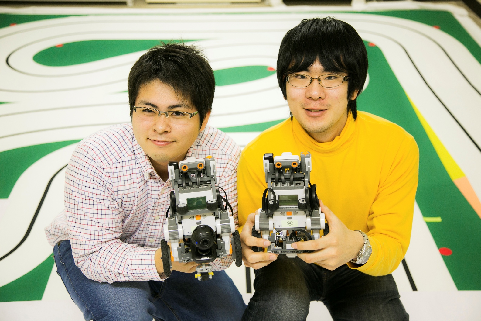 ロボットと男子学生