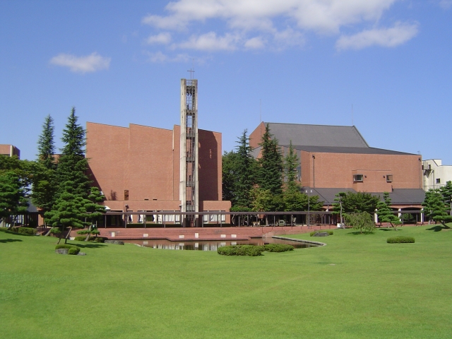 中庭から臨む礼拝堂と大学講堂