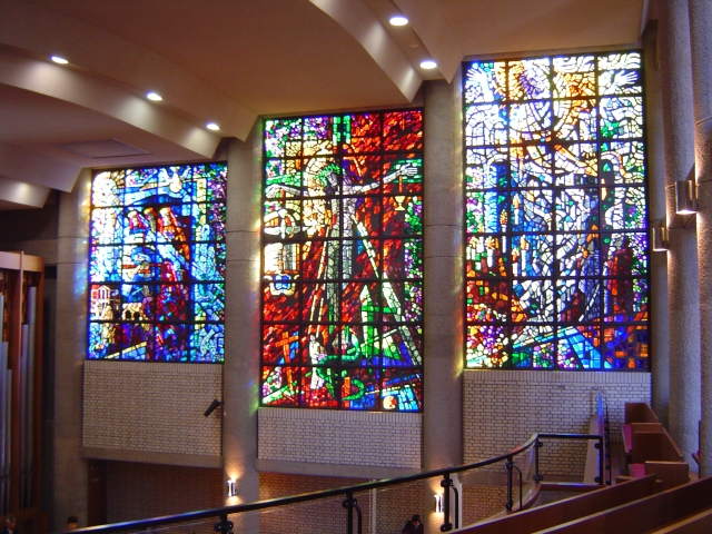 ステンドグラスはフランスの有名な画家「ガブリエル・ロワール」が制作したものです