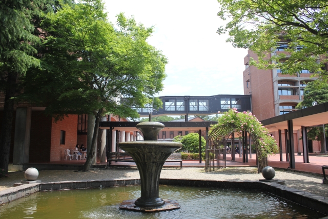 礼拝堂と大学講堂の間にあり、学生たちの憩いの場になっている噴水【建学の泉】