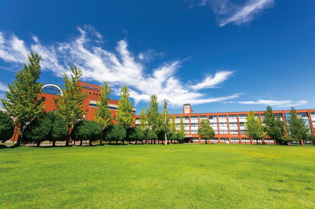 緑の芝生と赤レンガ調の校舎が美しい伊勢崎キャンパス。