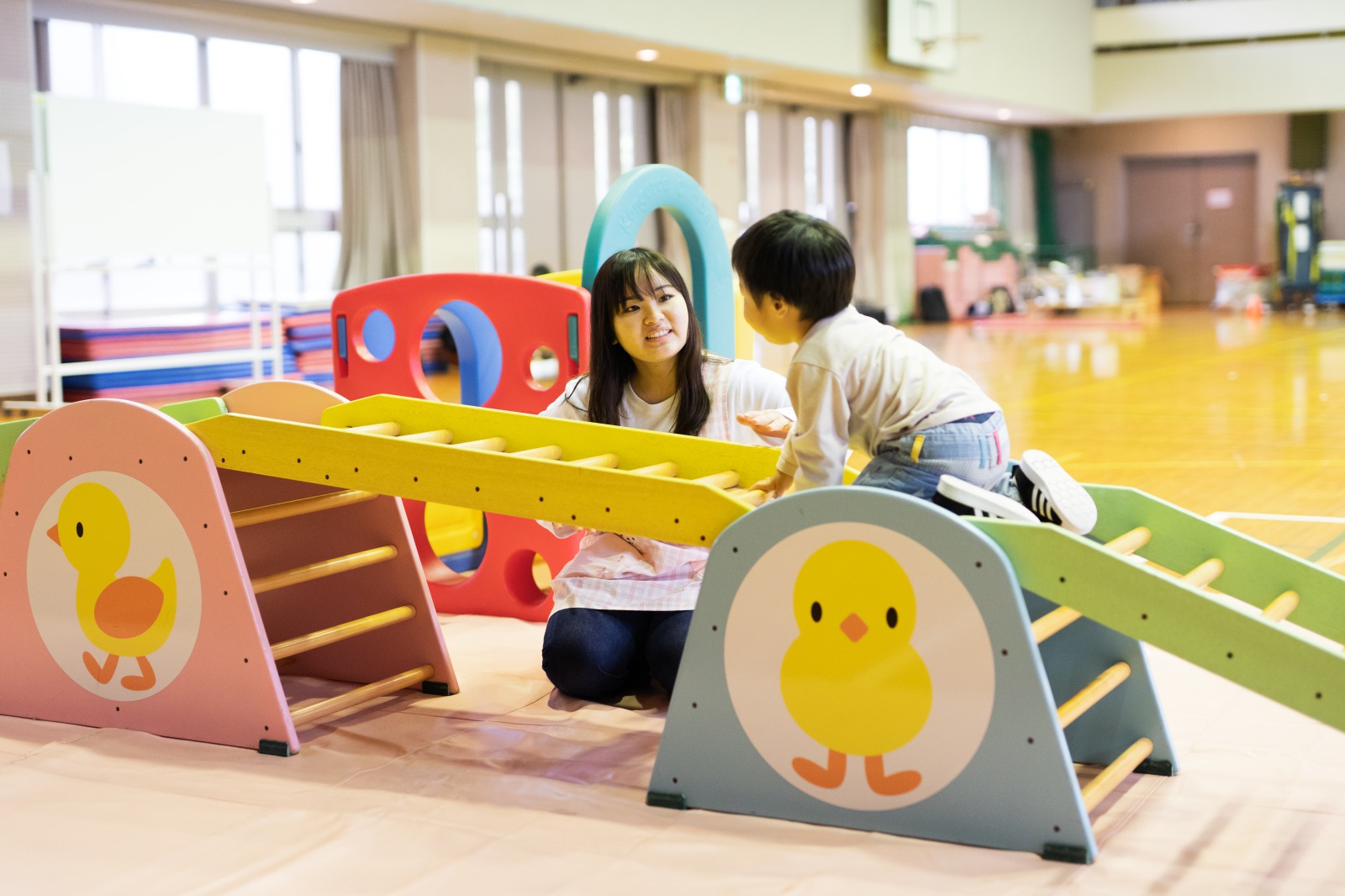 学内の体育館で0〜2歳児の子どもと遊具などを使いながら遊ぶプログラム