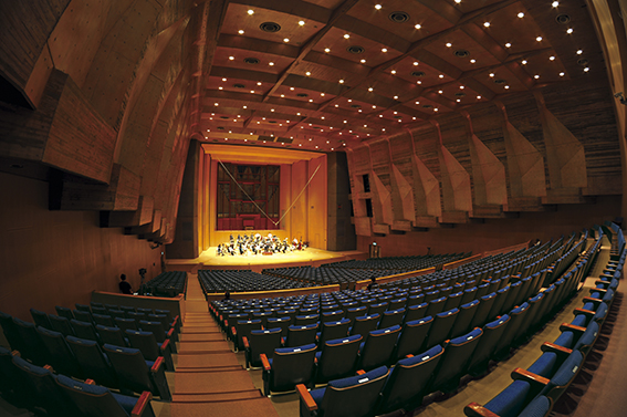 コンサート、オペラ上演も行う講堂・大ホール