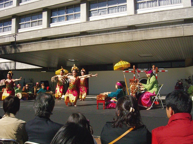 バリ島の伝統舞踊をガムランの音色に合わせて