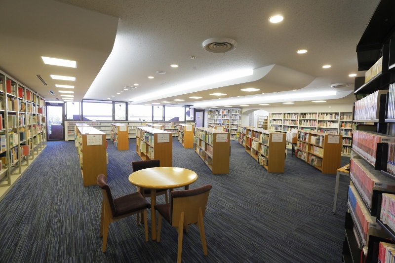 図書館には約30万冊の蔵書のほか、児童書の蔵書が充実しているのも特長です