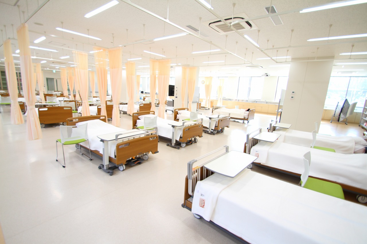 基礎看護学実習室：広々としたスペースに24床のベッドを備え演習を行います