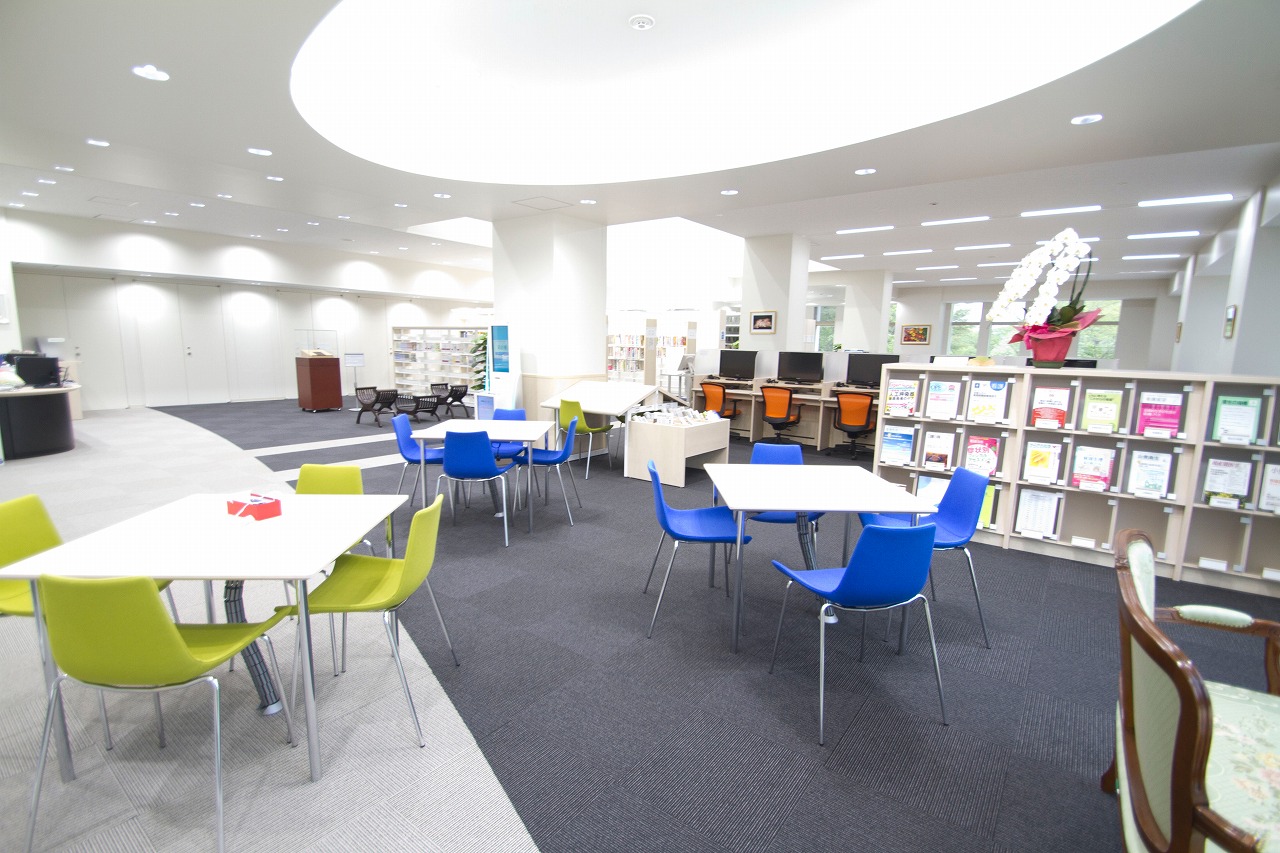 看護学部専用図書館「白樺図書館」：３万冊以上の蔵書やＤＶＤなど備えています