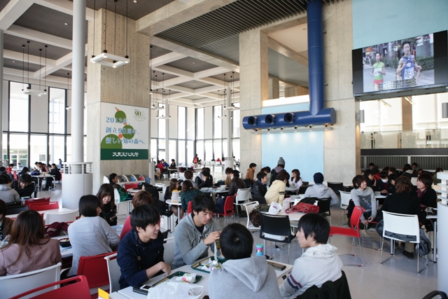 解放感あふれる東松山キャンパスの３号館食堂
