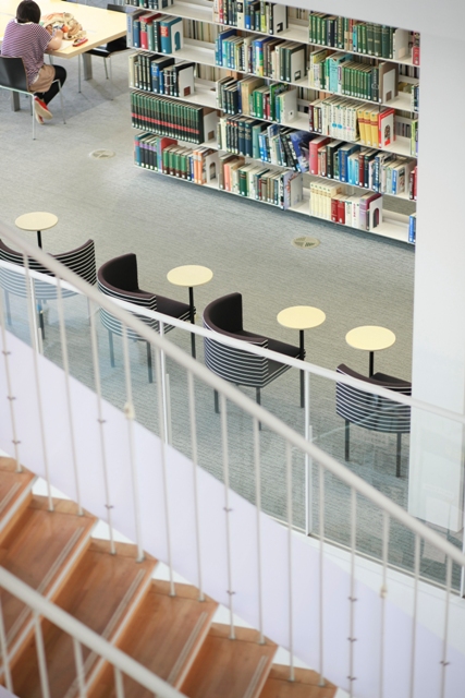 板橋キャンパスの図書館には理想的な学習環境が整っています