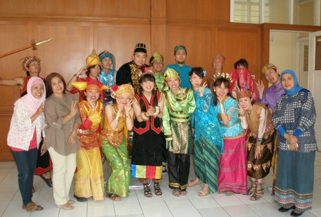 西ジャワの伝統舞踊のレッスン（パジャジャラン大学・インドネシア現地研修）