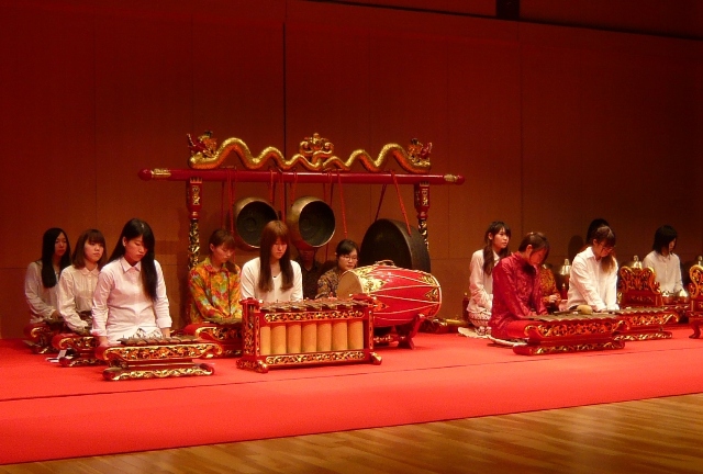 インドネシアの民族楽器ガムランを合奏する学生たち。