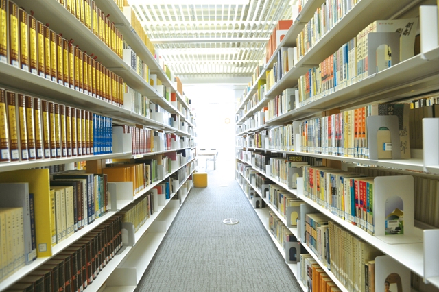 板橋キャンパス：図書館　ここは大学の頭脳ともいえる場所です。