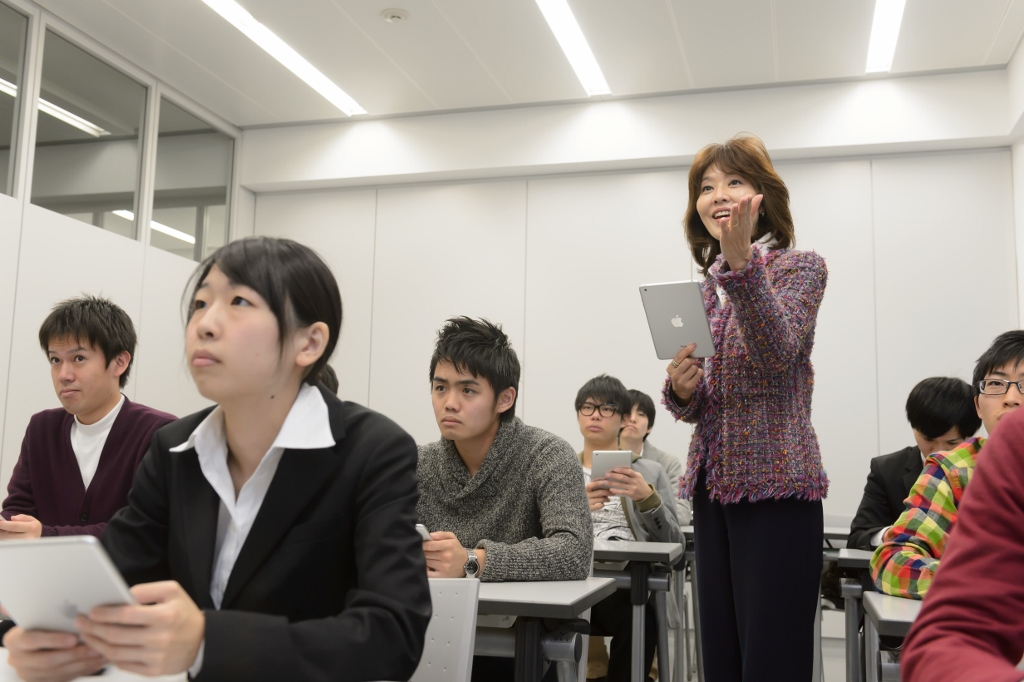 日経新聞をiPad miniで読み、専門分野とニュースをリンクさせる講義です
