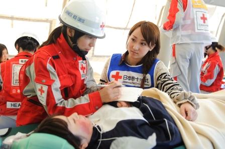 日本赤十字社災害救護訓練に患者・家族役として参加する学生と日赤の救護看護師