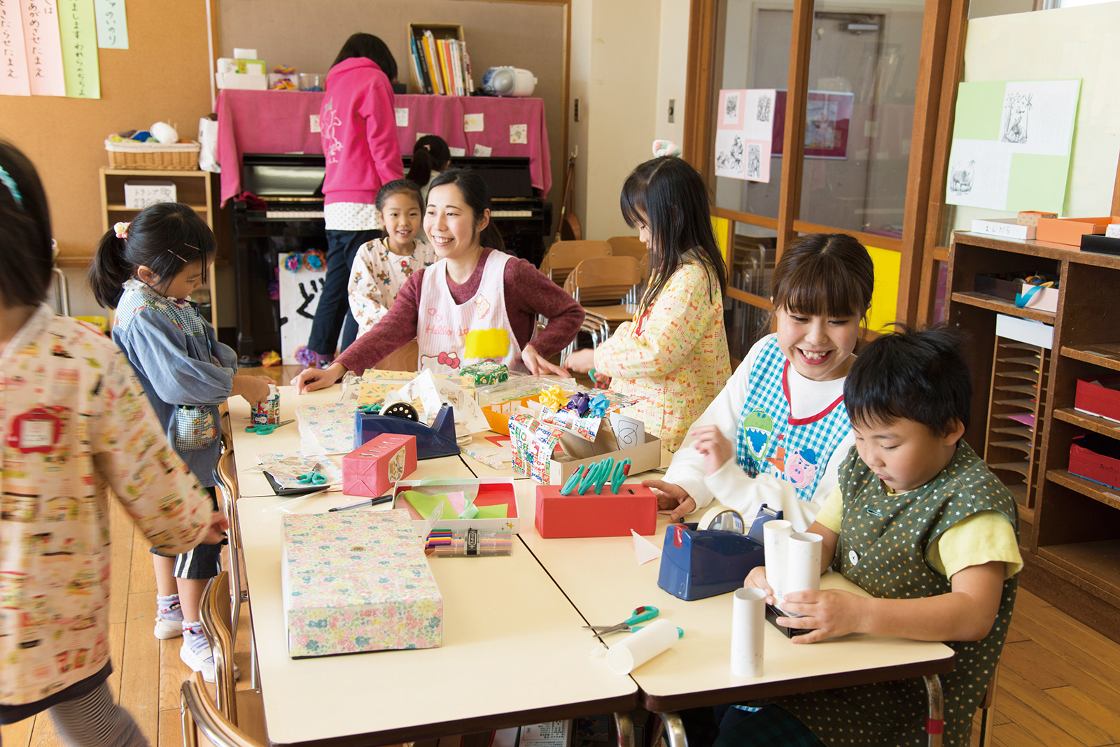 隣接する聖学院みどり幼稚園での園児と学生。2018年4月より児童学科は人文学部へ