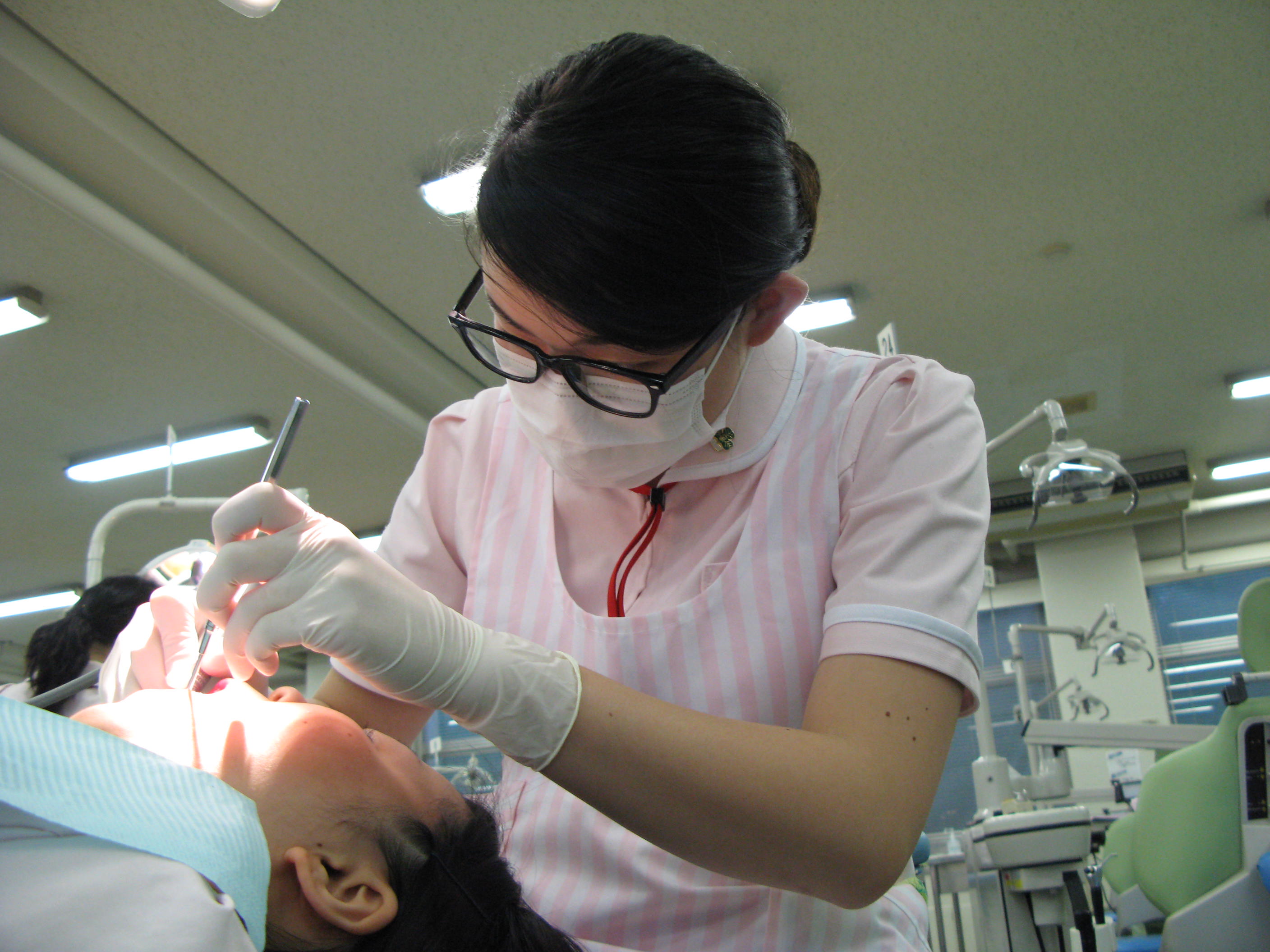 相互実習で歯科衛生士役、患者さん役を行い、しっかりと技術を身に付けます。