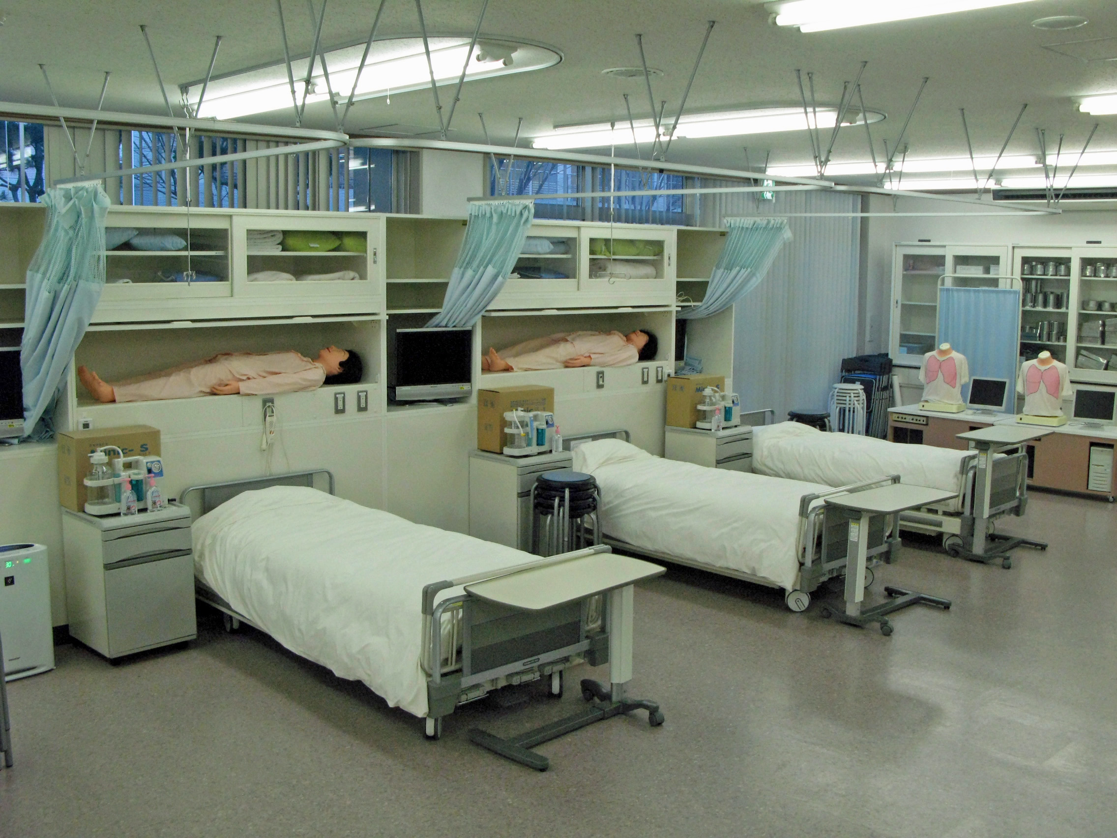 基礎看護実習室では1ベッドにひとつ設置されているモデル人形で実習します。