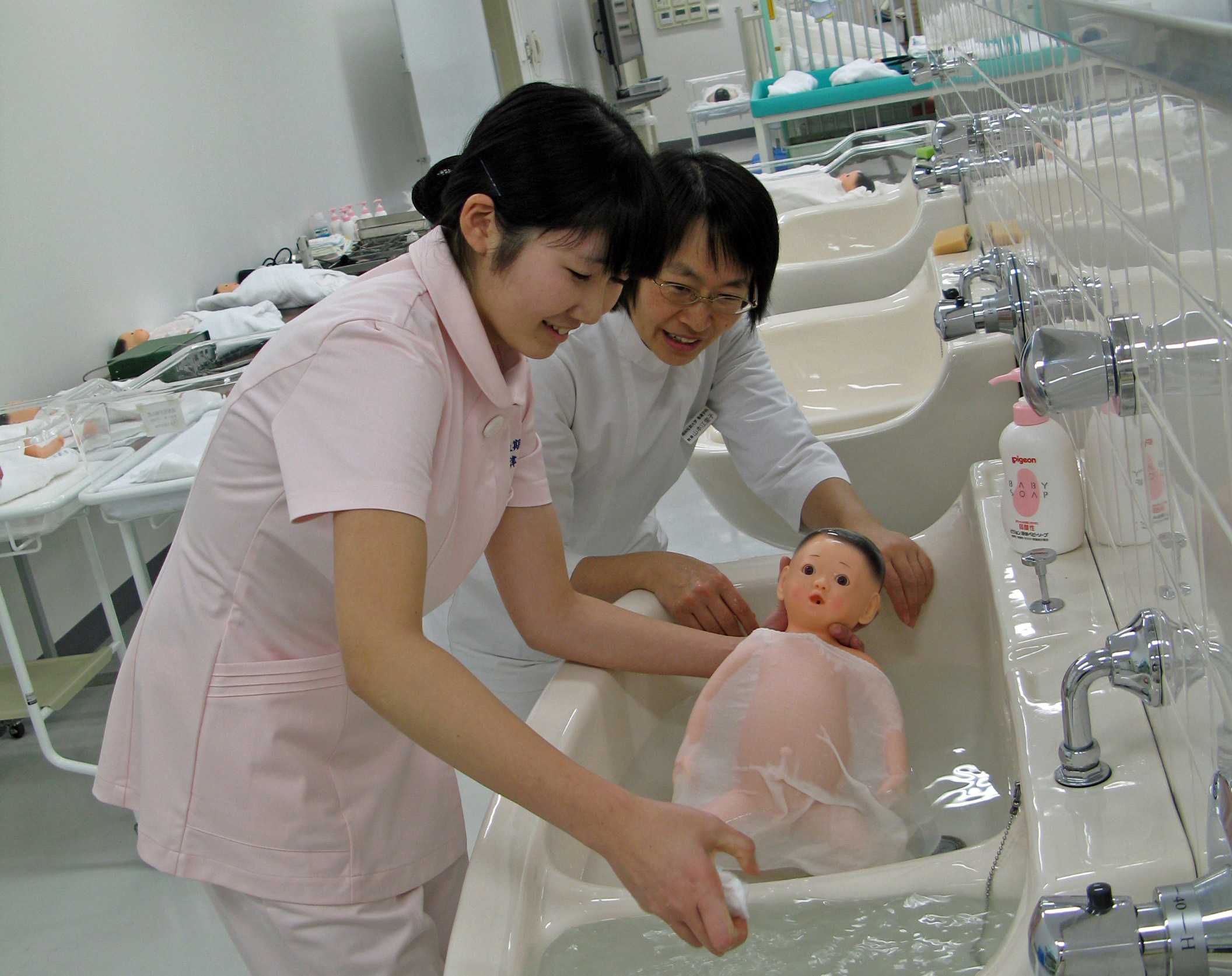 母性・小児看護学実習室で沐浴の実習を行っています。