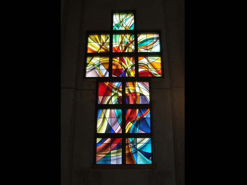 チャペルの礼拝堂にあるステンドグラス（横浜・金沢八景キャンパス）