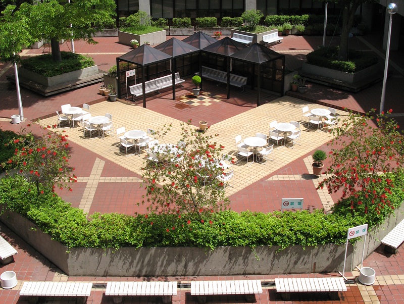 横浜・金沢文庫キャンパスの中庭