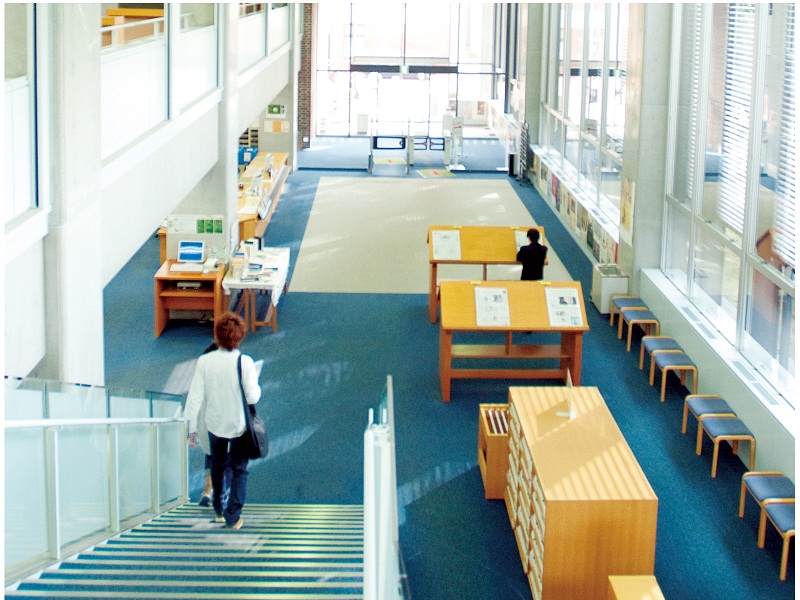 約20万冊の蔵書と約60台のパソコンが設置された図書館