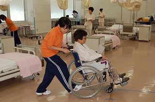 介護実習（車椅子操作方法の学習）