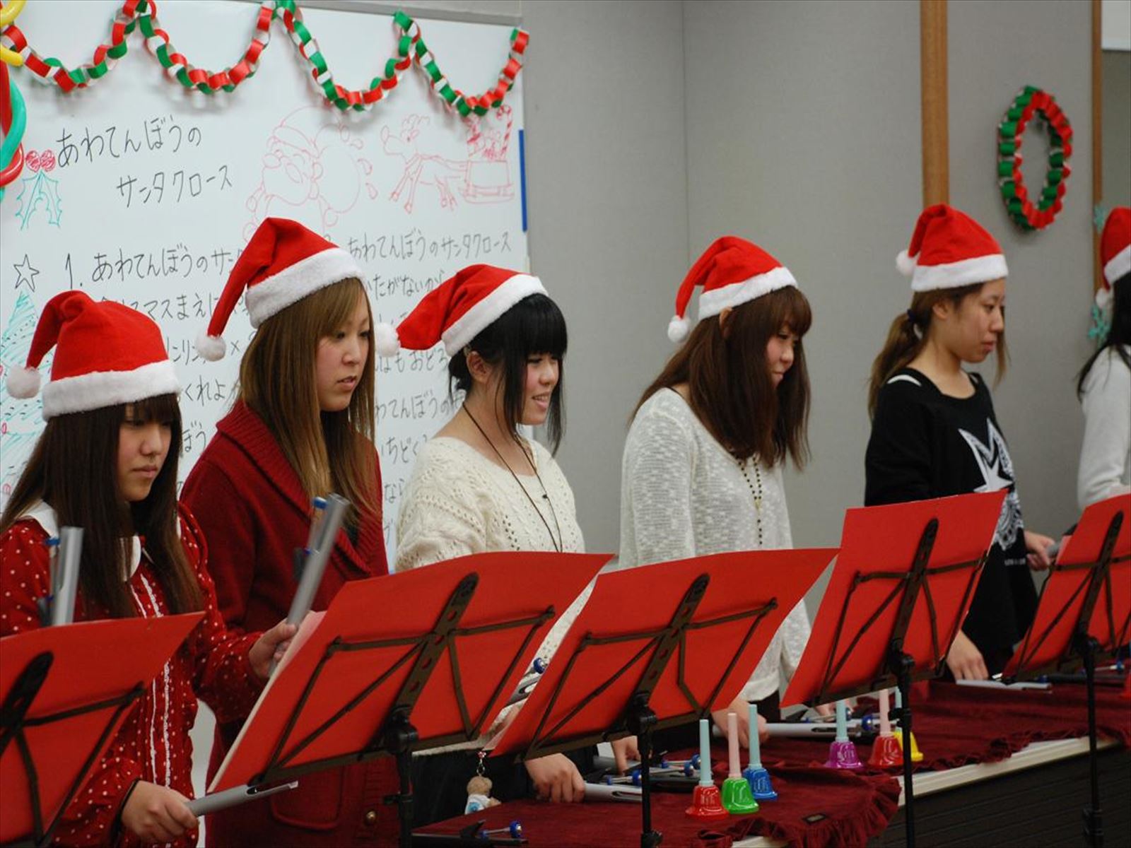 名古屋経営短期大学子ども学科　地域間交流（クリスマス会でハンドベル演奏）