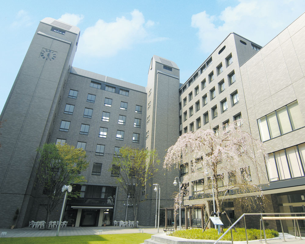 京都市内中心部の交通至便の地にある「池坊短期大学校舎」
