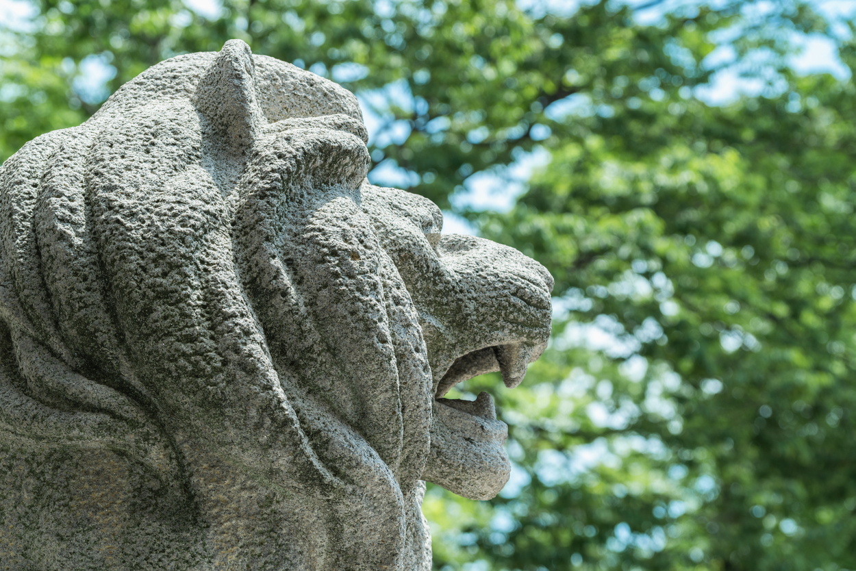 正門のシンボルライオン像