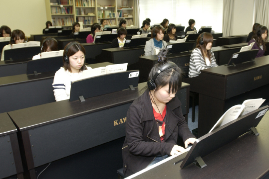 教育指導において重要になるピアノも、学生一人ひとりの習熟度に合わせて指導します。