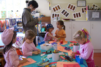 語学とともに現地の幼稚園で保育方法や実習などを体感する海外研修を実施しています。