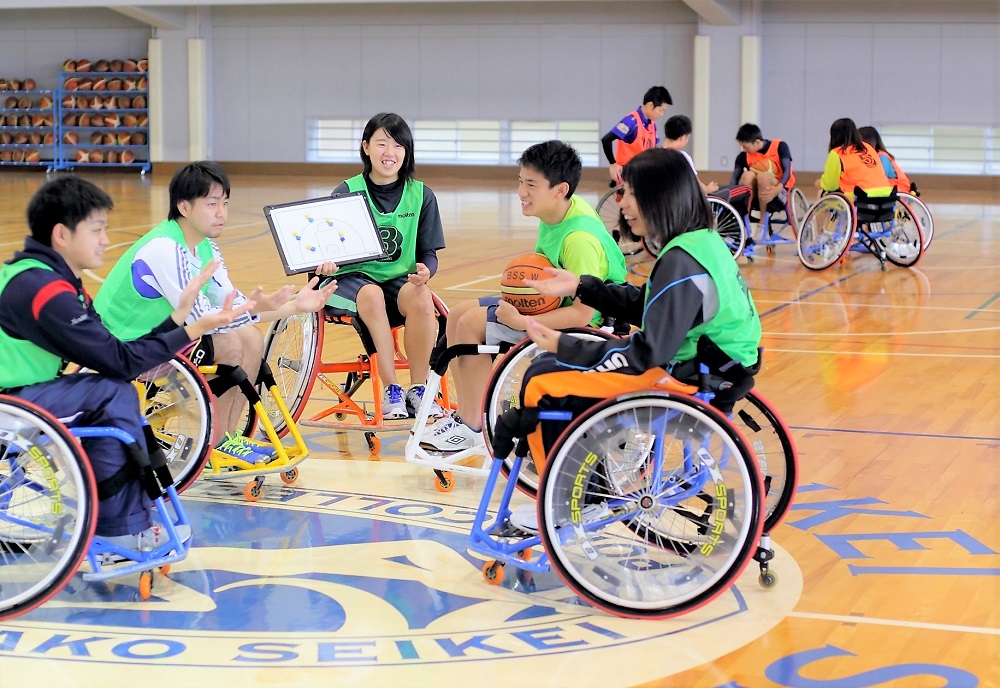障害者や子ども、高齢者まで幅広くスポーツを楽しむためのスキルを身に付けます。