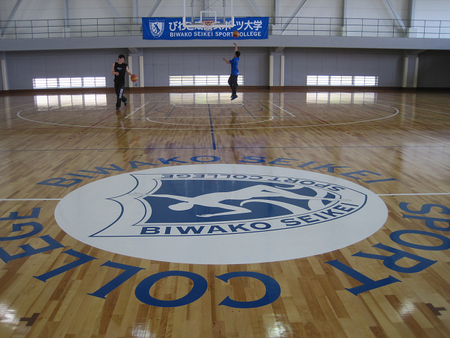 バスケットボール等の公式戦に対応できるメインアリーナは、本学のロゴを中央に配置。