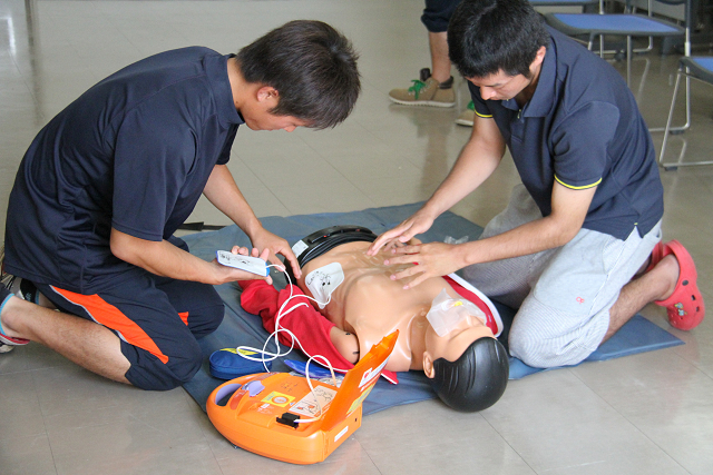 特色あるカリキュラムの一つ「救急処置法」。救急対応等の実践的技能を身に付けます。
