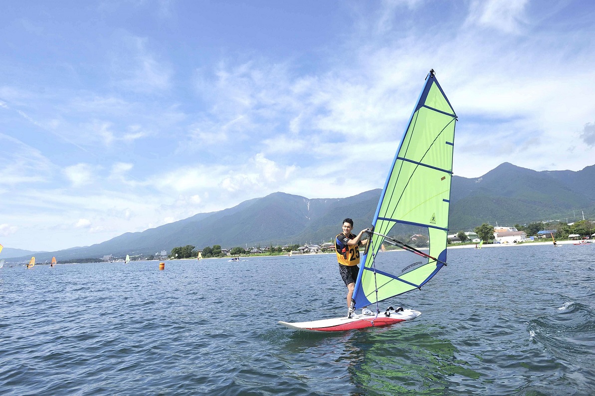 琵琶湖畔で実施するマリンスポーツはカヤック・ボードセーリングの理論と実践を学ぶ。