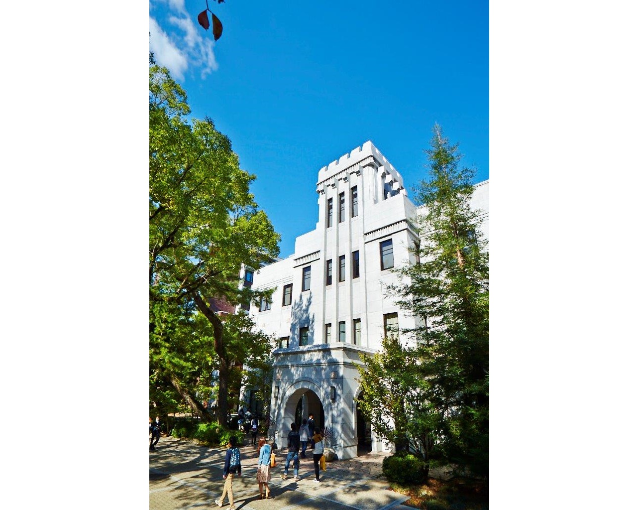 岡本キャンパスでは文・理工・経済・法・経営・知能情報の各学部の学生が学んでいます