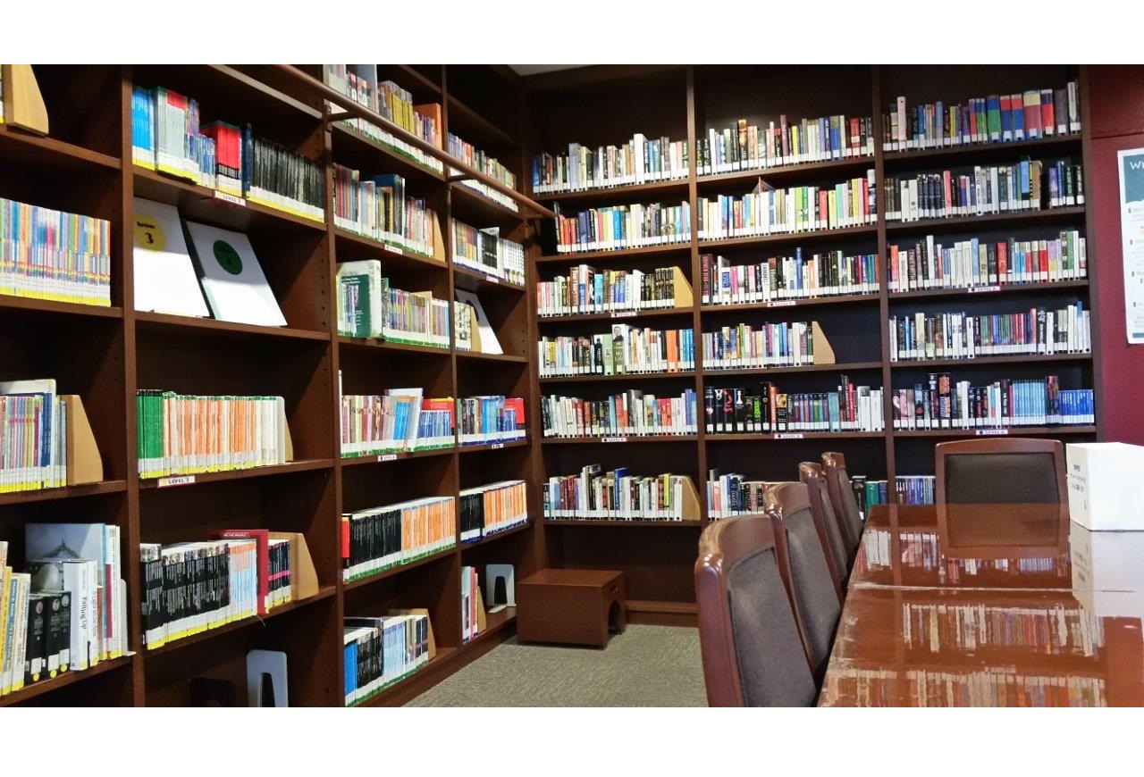 岡本キャンパス図書館にある外国語の書籍を集めた語学学習室