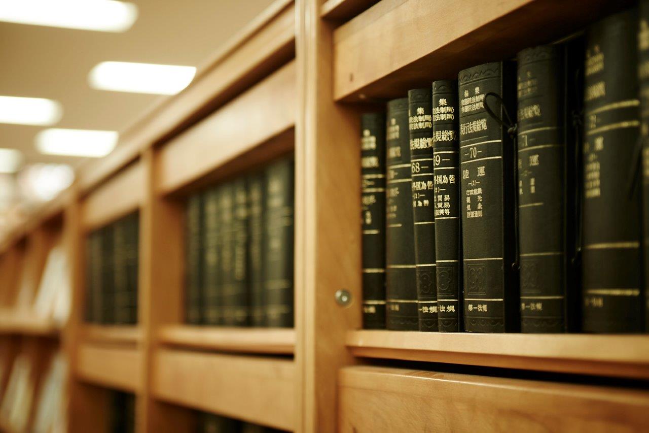 法学部では法律関係や判例の書籍や雑誌を所蔵する資料室があります