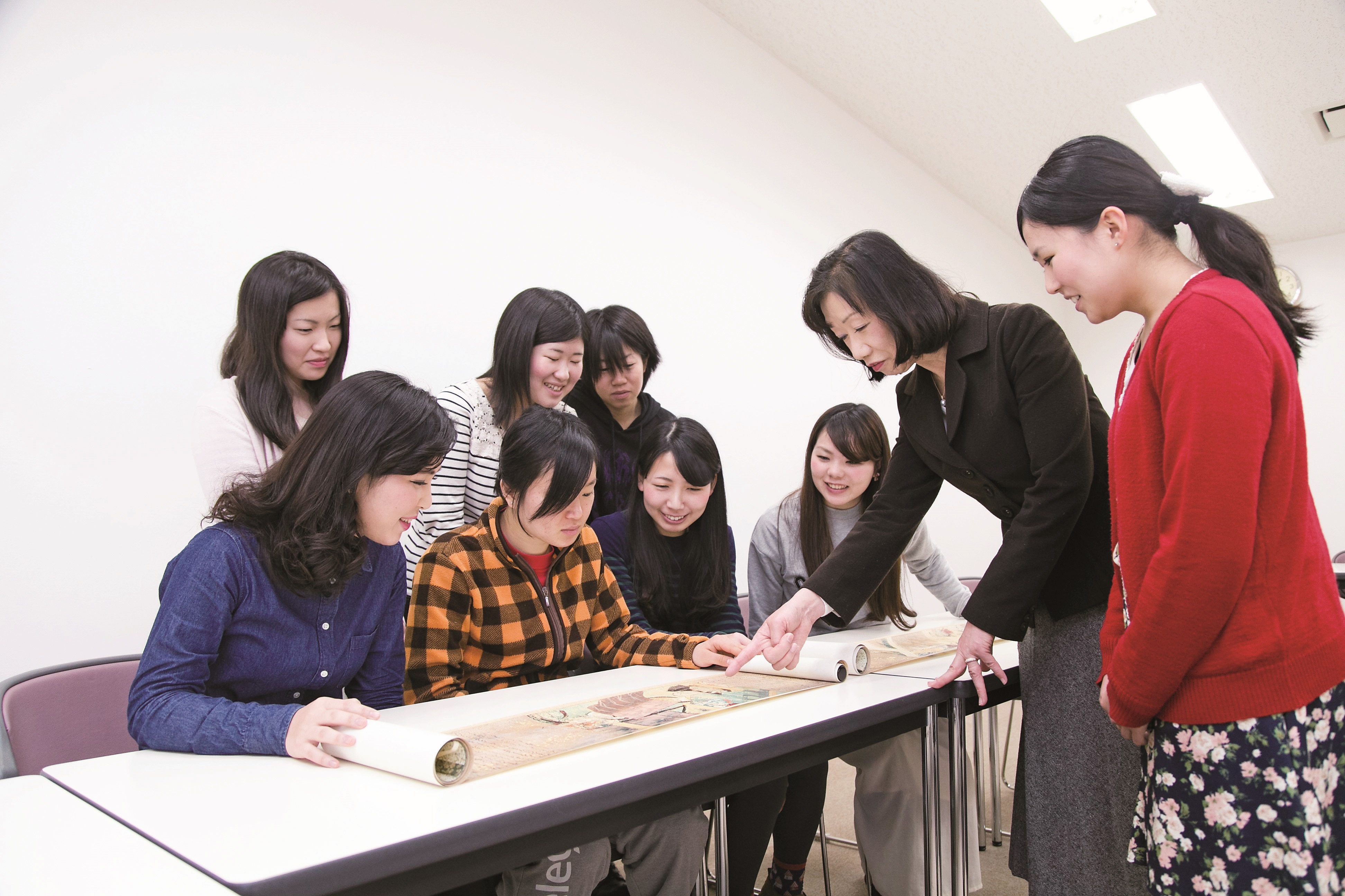 日本語日本文化学科　絵巻物を教材とした授業風景