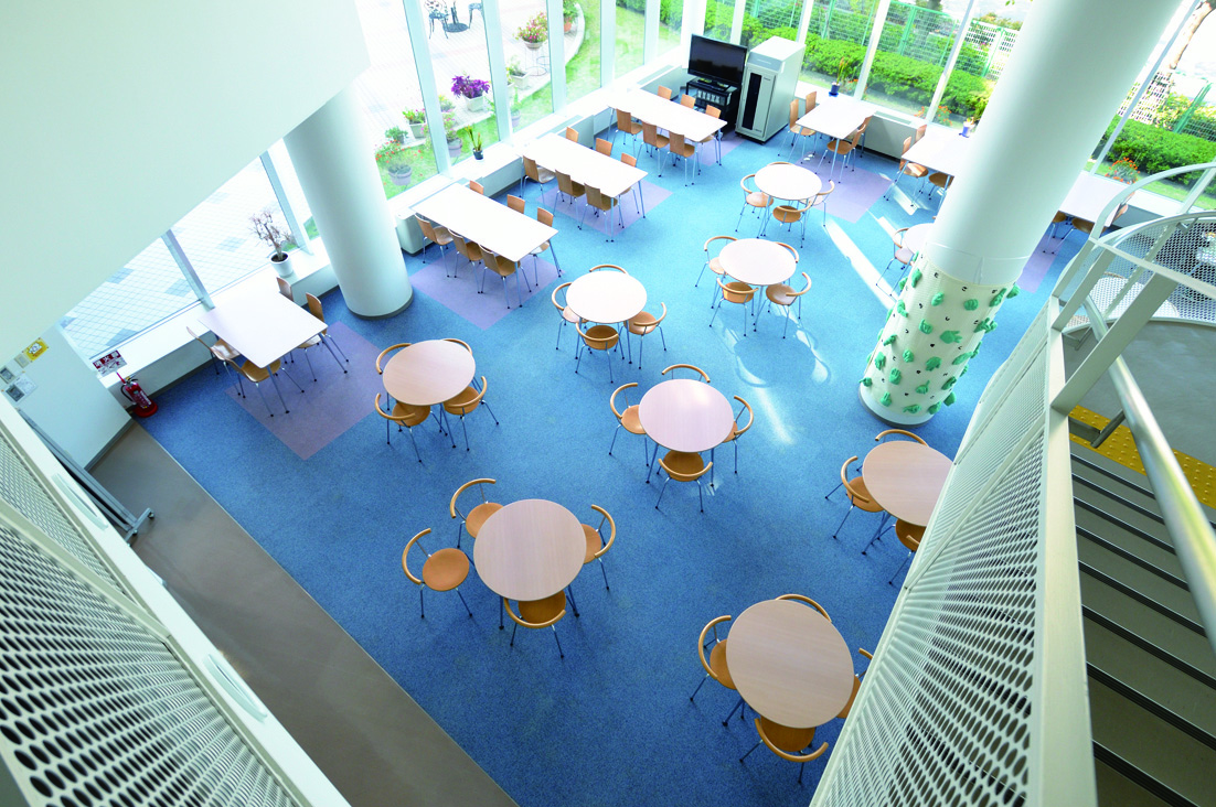 ポートアイランドキャンパス：学生サロン／学生たちの憩いの場として活用されています