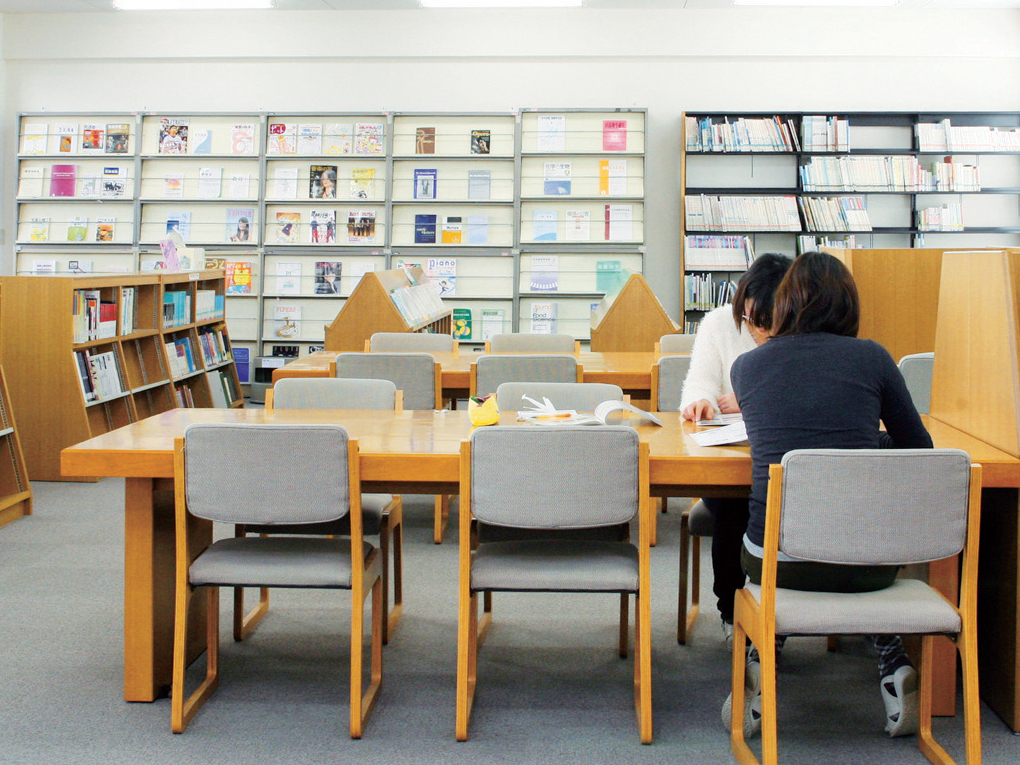 図書館は学芸学部と共用で約75,000冊を所蔵。一般にも公開。