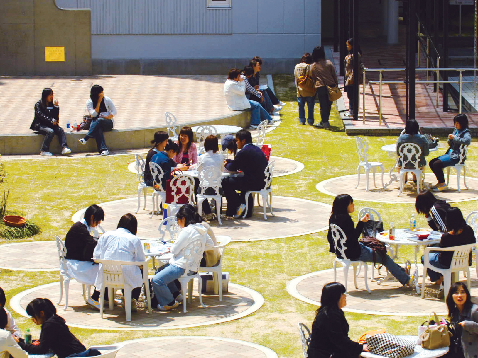 中庭と野外ステージは学生の憩いの場・学習成果の発表の場。