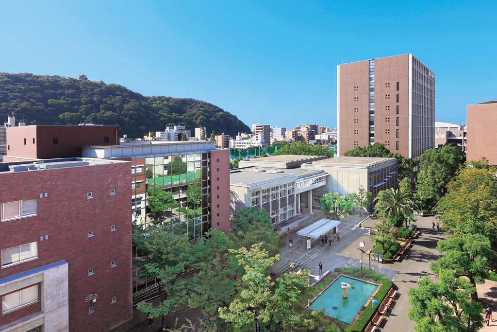 松山市中心部にある松山城の麓に位置する約6,000名の学生が学ぶメインキャンパス