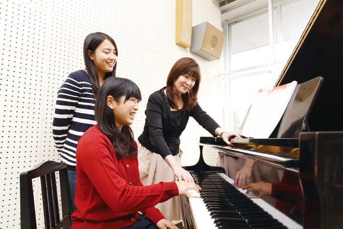 保育士としての表現技術を習得するための器楽（ピアノ）の授業場面