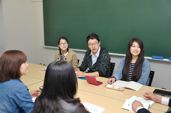 活発な議論を展開するアジアからの留学生