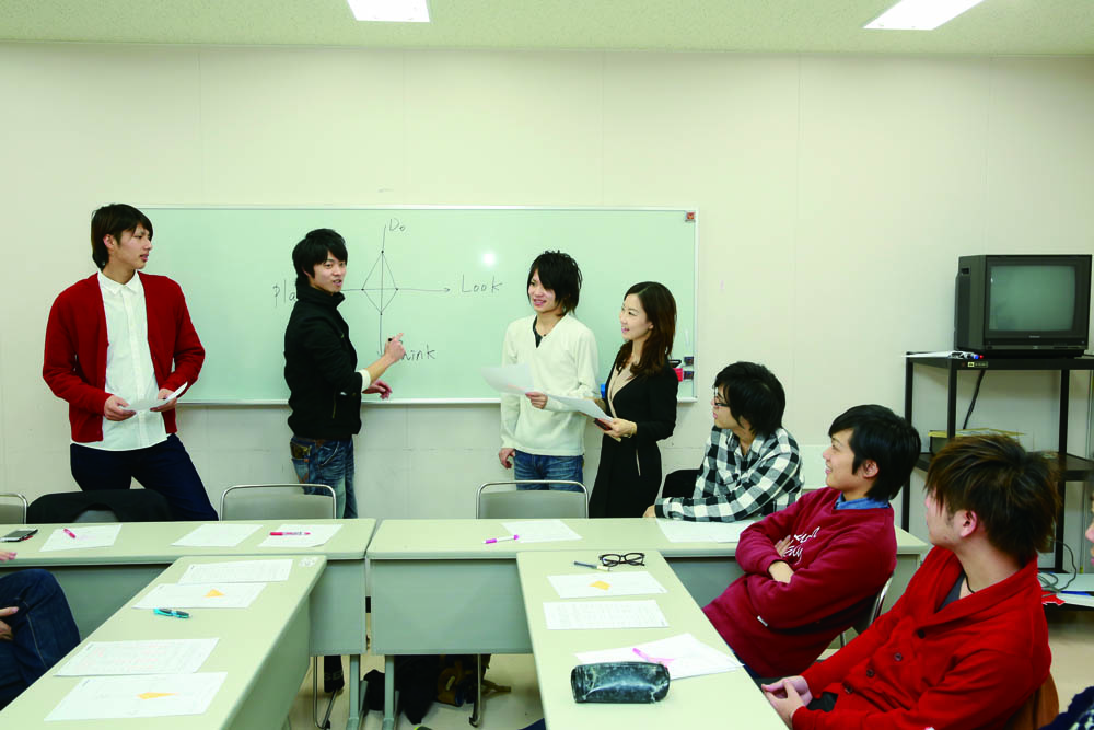 海外ビジネスの経験がある教員や外国人教員から学ぶ授業はとても実践的です