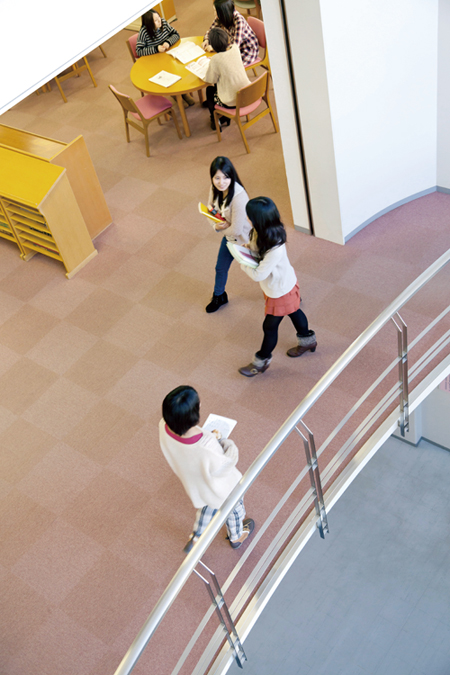 朝日新聞出版『2014年版大学ランキング』でAランクと評価された人気の図書館
